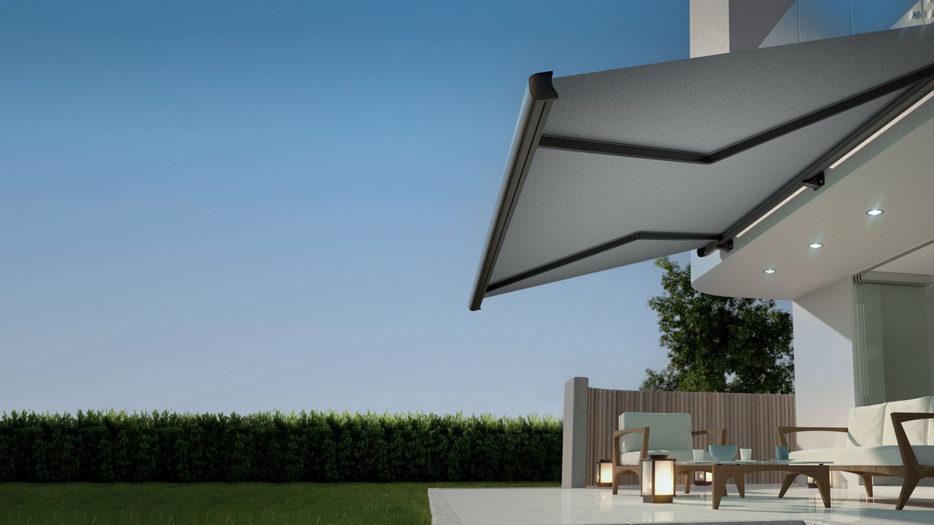 Moderne Terrassenmarkise spendet Schatten über einer stilvoll möblierten Terrasse mit Lounge-Möbeln an einem sonnigen Tag.